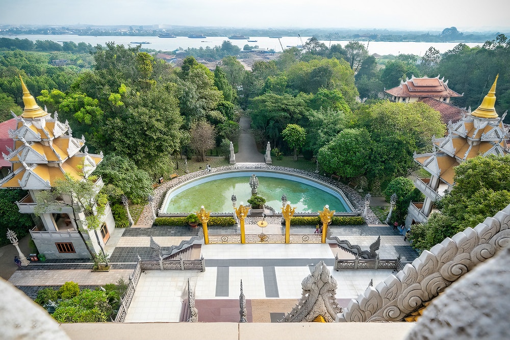 Ánh sáng phản chiếu mặt hồ